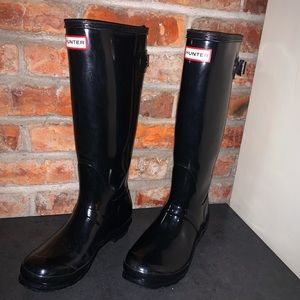 Hunter Tall Adjustable Gloss Rain Boot (Black)